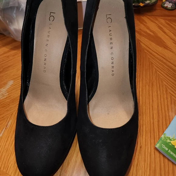 Size 8 Lauren Conrad Black Suede Heels - Picture 6 of 9